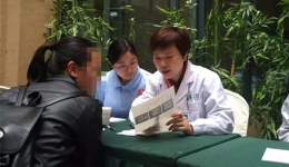 我中心严凤英副主任医师参加关爱百姓健康大型义诊活动